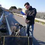 Ma � arrivato il momento di mettersi all�opera. Michele indossa prima un guanto, poi l�altro...